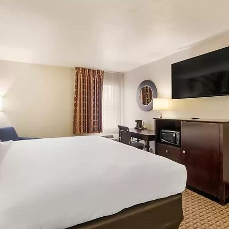 Clarion Pointe Hotel Abingdon Exterior photo